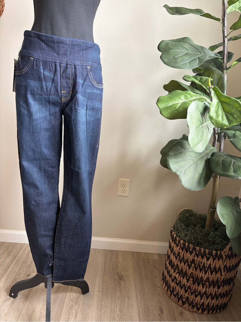 Rock & Republic Deep Indigo Straight Leg Jeans